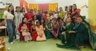 फरीदाबाद में फर्स्टक्राई इंटेलिटॉट्स द्वारा आयोजित तीज महोत्सव में रैंप वॉक करते मां-बच्चे