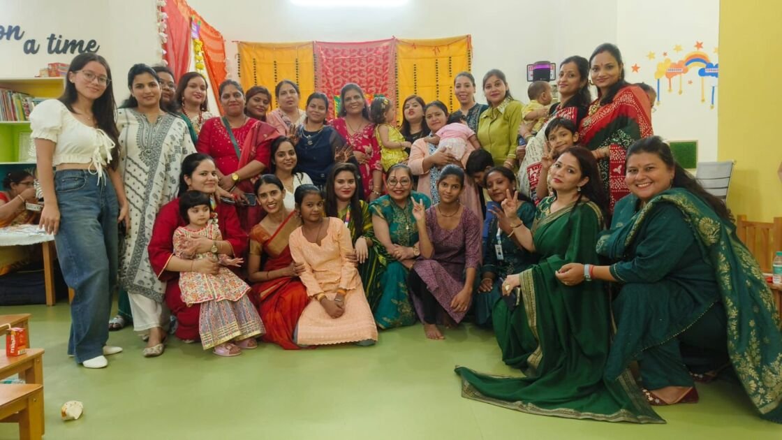 फरीदाबाद में फर्स्टक्राई इंटेलिटॉट्स द्वारा आयोजित तीज महोत्सव में रैंप वॉक करते मां-बच्चे