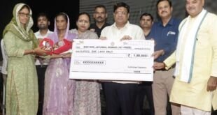 हरियाणा में तीज महोत्सव के दौरान महिला सशक्तिकरण कार्यक्रम का उद्घाटन करते मंत्री