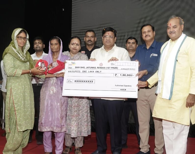 हरियाणा में तीज महोत्सव के दौरान महिला सशक्तिकरण कार्यक्रम का उद्घाटन करते मंत्री