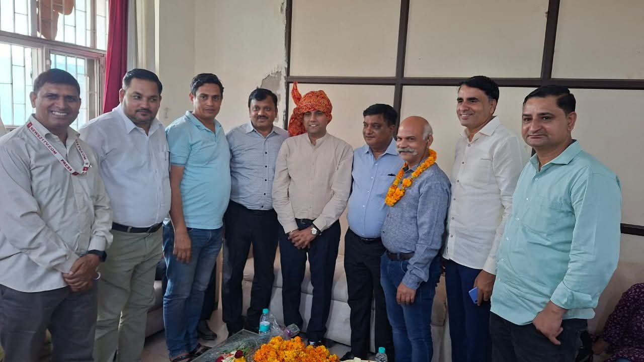 फरीदाबाद में मीडिया कोऑर्डिनेटर मुकेश वशिष्ठ का पत्रकारों द्वारा स्वागत