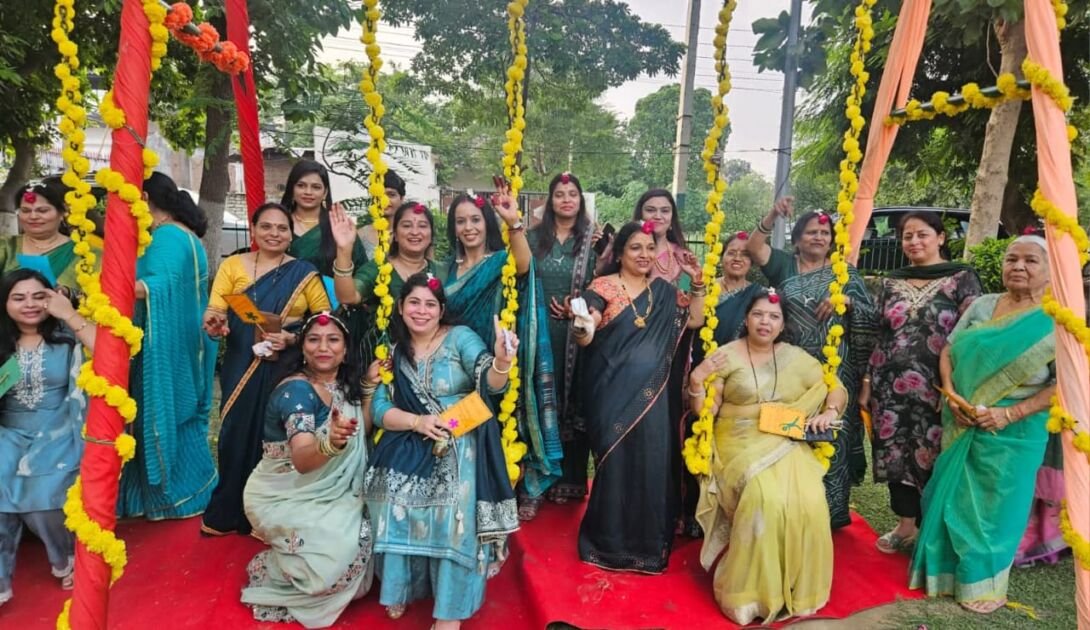 फरीदाबाद सेक्टर-10 में रेजिडेंट वैलफेयर एसोसिएशन द्वारा आयोजित तीज उत्सव का दृश्य