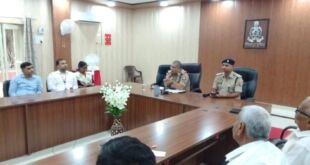 मीरजापुर में साइबर जागरुकता दिवस पर कार्यशाला में मौजूद अधिकारी व आमजन