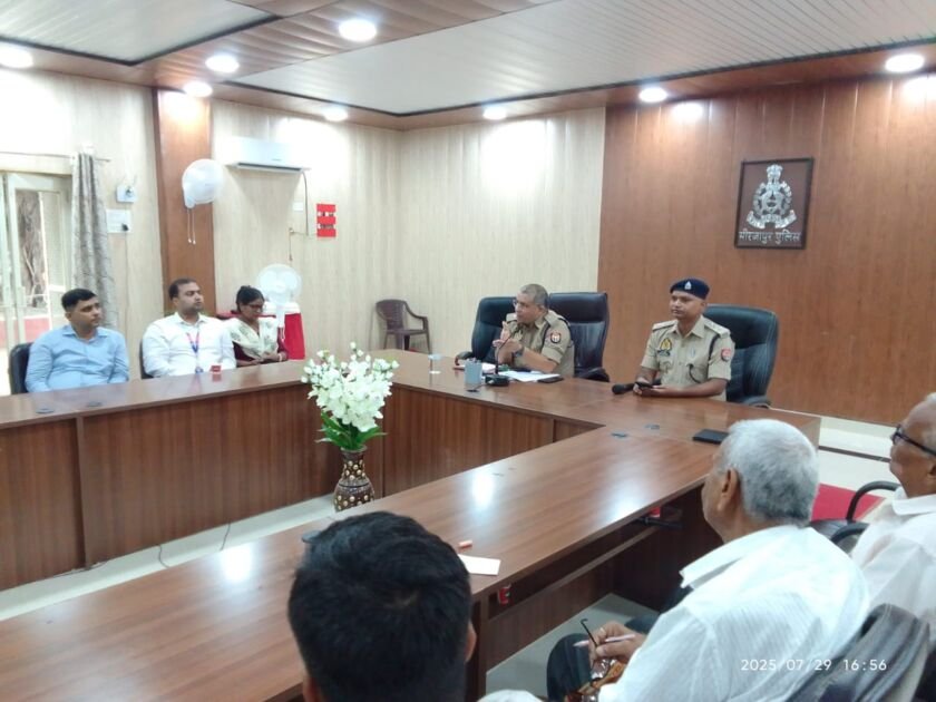 मीरजापुर में साइबर जागरुकता दिवस पर कार्यशाला में मौजूद अधिकारी व आमजन