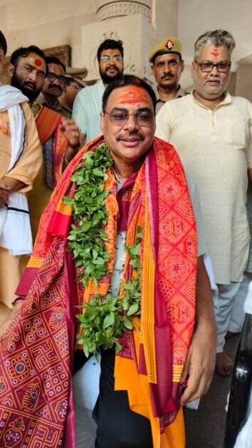 मां विंध्यवासिनी के दर्शन करते मीरजापुर के नवागत जिलाधिकारी पवन कुमार गंगवार
