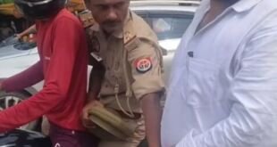 अयोध्या में शराब पीकर झूमता हुआ दरोगा जितेंद्र कुमार