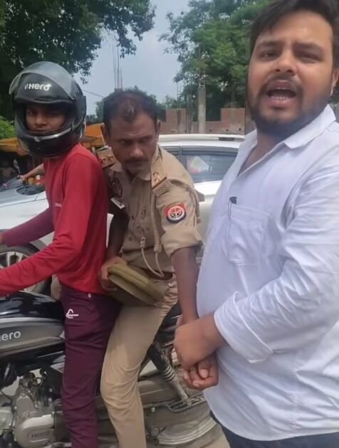 अयोध्या में शराब पीकर झूमता हुआ दरोगा जितेंद्र कुमार