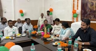 मीरजापुर कलेक्ट्रेट में निवर्तमान जिलाधिकारी प्रियंका निरंजन को दी गई विदाई