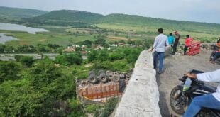हनुमान घाटी में पलटी चावल लदी ट्रक, मीरजापुर में सड़क दुर्घटना