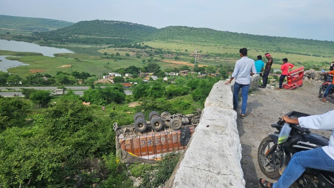 हनुमान घाटी में पलटी चावल लदी ट्रक, मीरजापुर में सड़क दुर्घटना