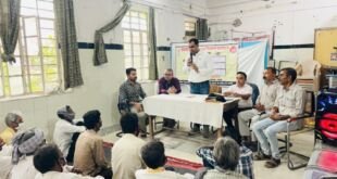 भीनमाल में डॉ. दिनेश जाम्भाणी और चिकित्साकर्मी टीबी मरीजों को पोषण सहायता प्रदान करते हुए