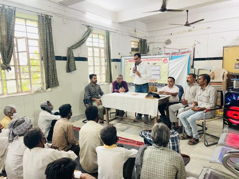 भीनमाल में डॉ. दिनेश जाम्भाणी और चिकित्साकर्मी टीबी मरीजों को पोषण सहायता प्रदान करते हुए