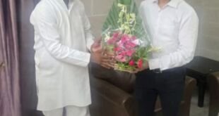 सपा नेता अजय रावत नवागत अयोध्या कमिश्नर राजेश कुमार से मुलाकात करते हुए