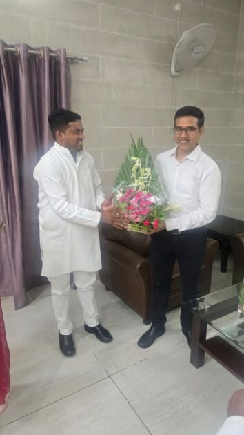 सपा नेता अजय रावत नवागत अयोध्या कमिश्नर राजेश कुमार से मुलाकात करते हुए