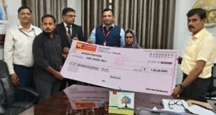 बलिया में पीएनबी ने मृतक पुलिसकर्मी की पत्नी को 1 करोड़ रुपये का बीमा चेक सौंपा