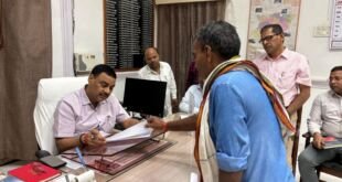 मीरजापुर में जनता दर्शन के दौरान समस्याएं सुनते जिलाधिकारी पवन कुमार गंगवार