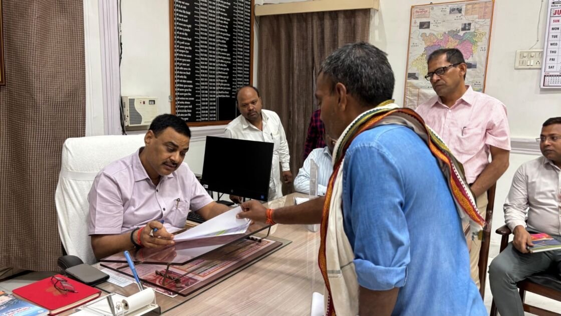 मीरजापुर में जनता दर्शन के दौरान समस्याएं सुनते जिलाधिकारी पवन कुमार गंगवार