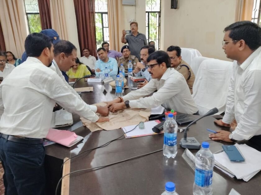 संपूर्ण समाधान दिवस में शिकायती पत्रों पर सुनवाई करते बलिया के जिलाधिकारी