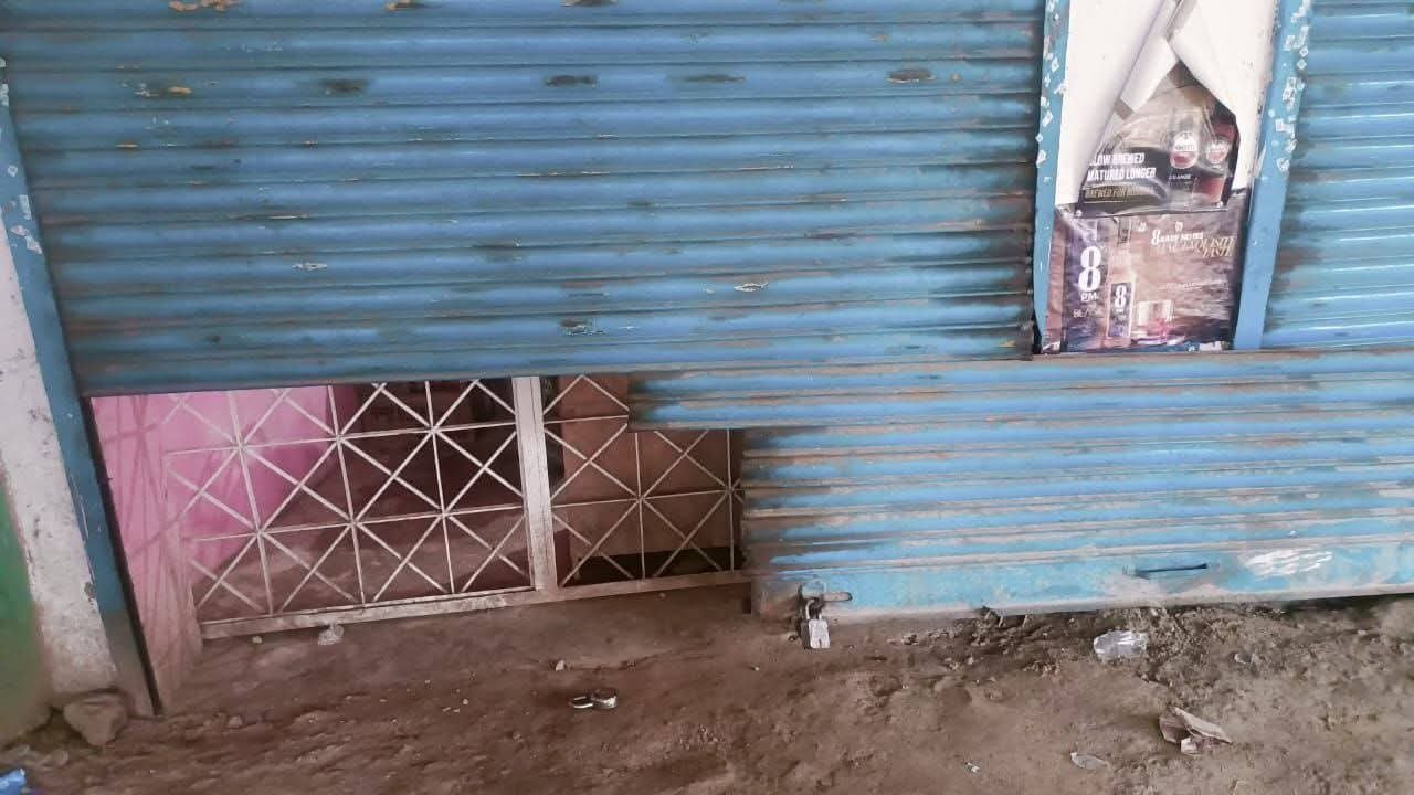 मगहरा चौराहे पर शराब दुकान में चोरी के बाद टूटा हुआ शटर