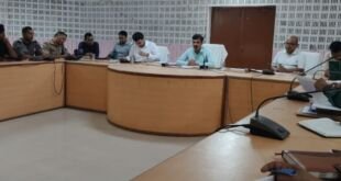 बलिया में डीएम ने बाढ़ राहत कार्यों को लेकर अधिकारियों को निर्देशित किया