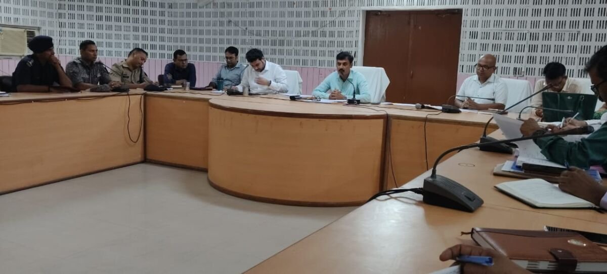बलिया में डीएम ने बाढ़ राहत कार्यों को लेकर अधिकारियों को निर्देशित किया