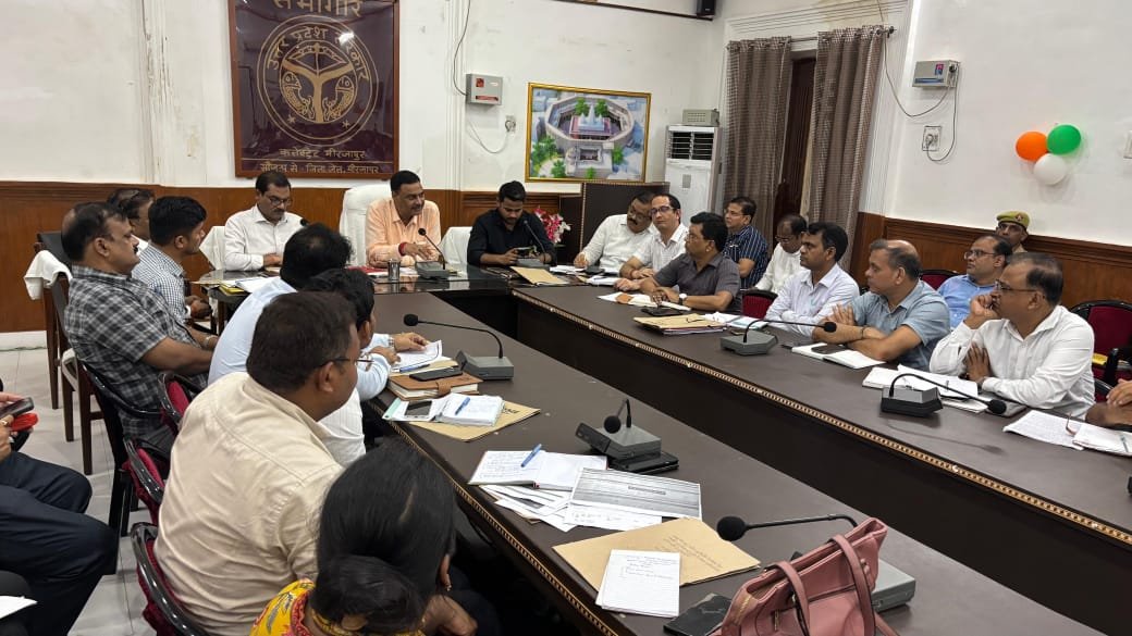 आईजीआरएस शिकायतों के निस्तारण में लापरवाही नहीं चलेगी – जिलाधिकारी मीरजापुर