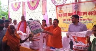गाजीपुर करण्डा बाढ़ प्रभावित क्षेत्रों का निरीक्षण करते मंत्री रविन्द्र जायसवाल