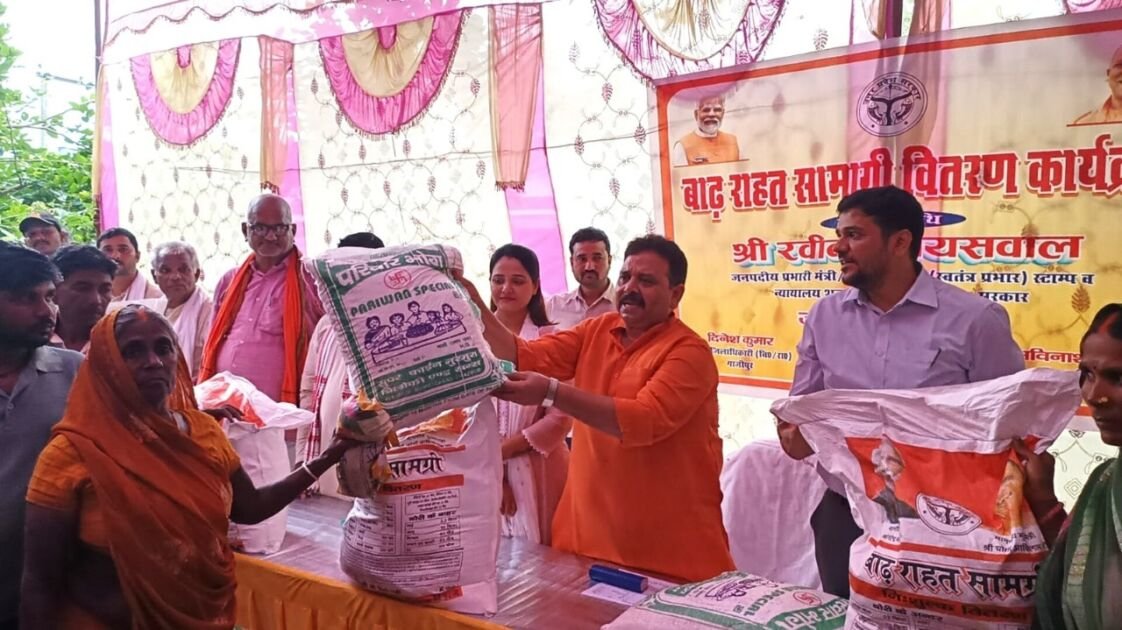गाजीपुर करण्डा बाढ़ प्रभावित क्षेत्रों का निरीक्षण करते मंत्री रविन्द्र जायसवाल