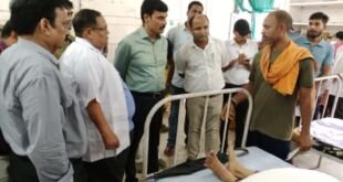 बलिया में जिलाधिकारी और एसपी द्वारा अस्पताल निरीक्षण करते हुए