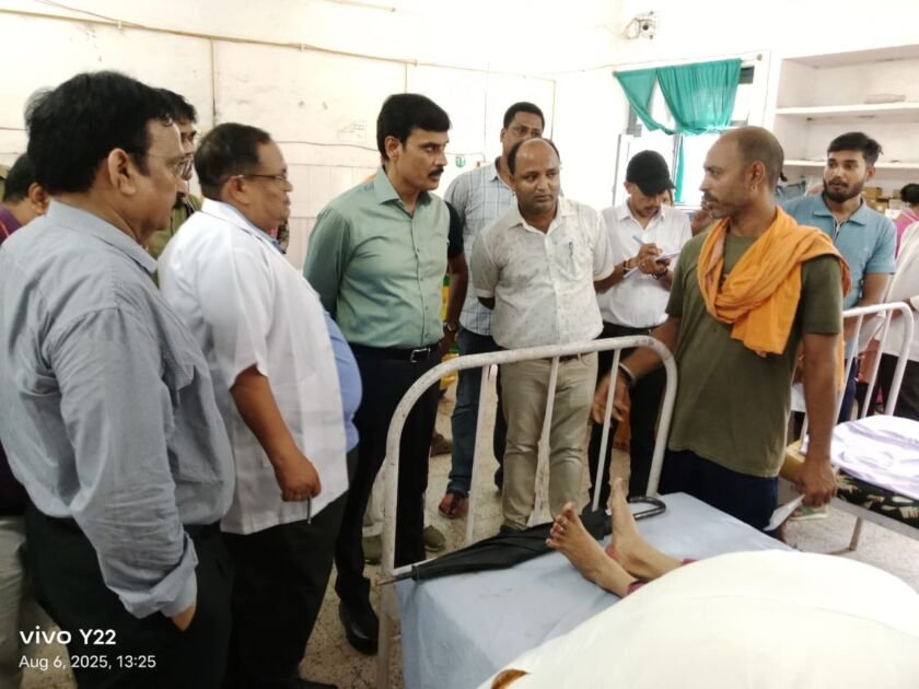 बलिया में जिलाधिकारी और एसपी द्वारा अस्पताल निरीक्षण करते हुए