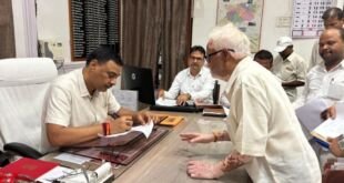 मीरजापुर डीएम जनता दर्शन में फरियादियों की सुनवाई करते हुए