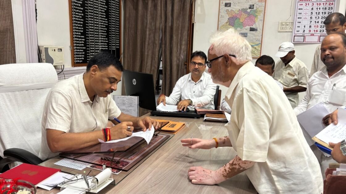 मीरजापुर डीएम जनता दर्शन में फरियादियों की सुनवाई करते हुए