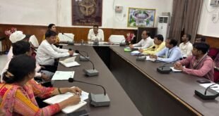 मीरजापुर कलेक्ट्रेट में डीएम द्वारा फसल बीमा प्रीमियम पर बैठक