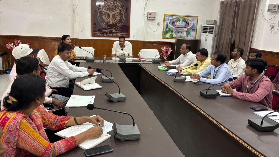 मीरजापुर कलेक्ट्रेट में डीएम द्वारा फसल बीमा प्रीमियम पर बैठक