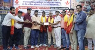 फरीदाबाद में रक्तदान शिविर में रक्तदाता और आयोजक