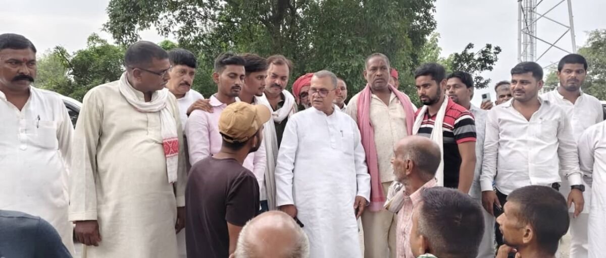 सांसद सनातन पाण्डेय बलिया में बाढ़ पीड़ितों से मिलते हुए