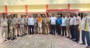 अयोध्या खंडासा थाना पर पीसी शेष नारायण दुबे का विदाई समारोह, पुलिस और होमगार्ड के जवानों ने सम्मानित किया