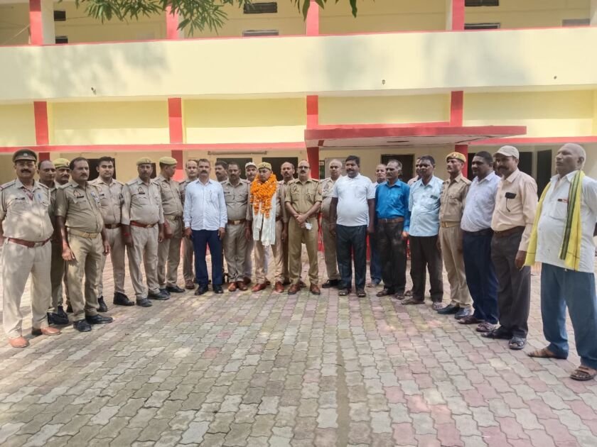 अयोध्या खंडासा थाना पर पीसी शेष नारायण दुबे का विदाई समारोह, पुलिस और होमगार्ड के जवानों ने सम्मानित किया