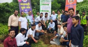 फरीदाबाद में एक पेड़ मां के नाम अभियान के तहत पौधारोपण करते समाजसेवी और युवा