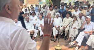 गांव अनंगपुर की चौपाल पर धरना देते ग्रामीण और पंचायत बैठक का दृश्य