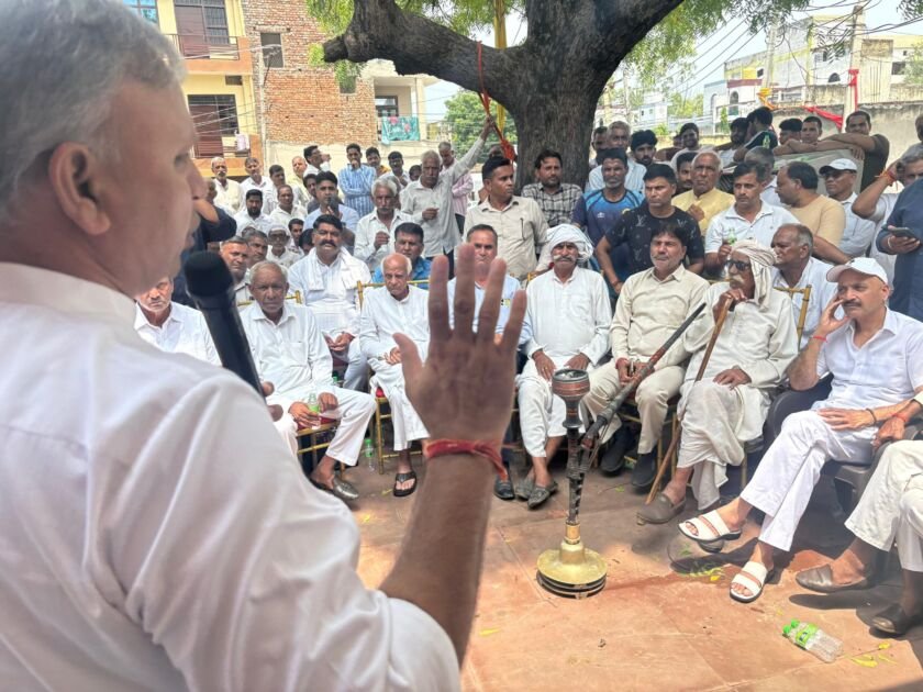 गांव अनंगपुर की चौपाल पर धरना देते ग्रामीण और पंचायत बैठक का दृश्य