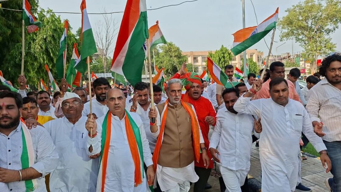 बल्लभगढ़ में भव्य तिरंगा यात्रा का शुभारंभ करते कृष्णपाल गुर्जर
