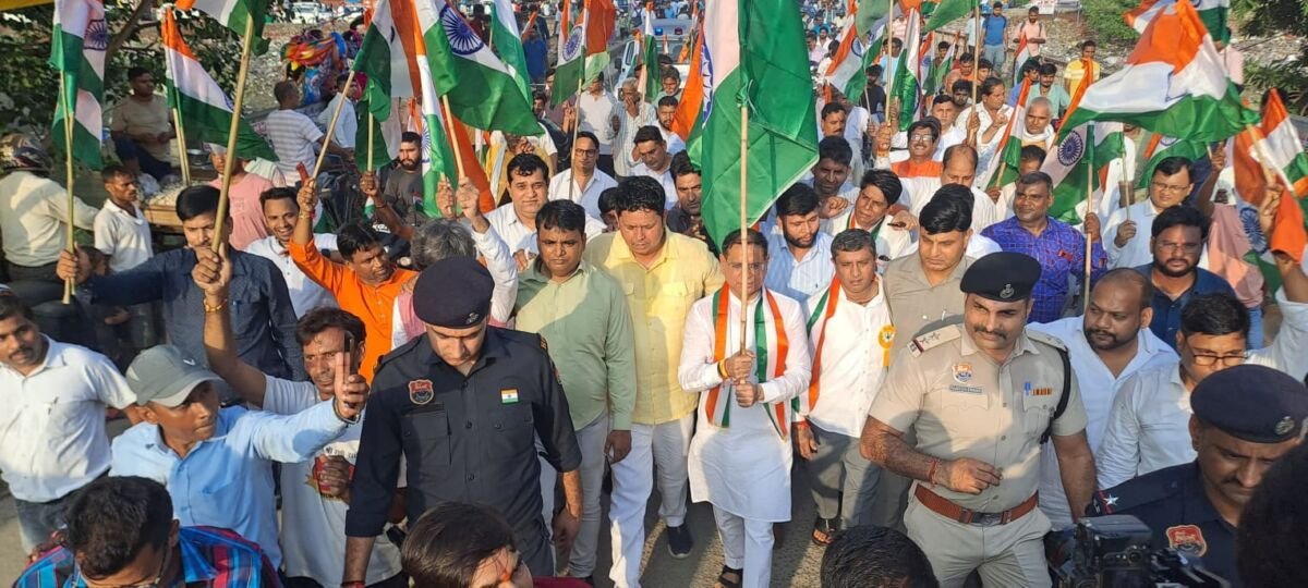 फरीदाबाद में विशाल तिरंगा यात्रा का नेतृत्व करते मंत्री राजेश नागर