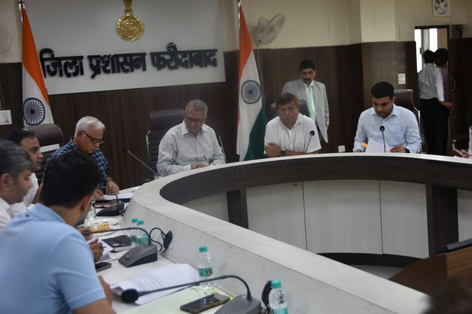 फरीदाबाद विकास बैठक में डी.एस. ढेसी के निर्देश