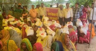 पीएनबी बलिया शाखा द्वारा बाढ़ पीड़ितों को राहत सामग्री वितरित करते अधिकारी