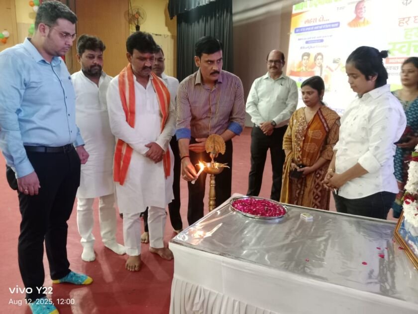 बलिया जिलाधिकारी ने दीप प्रज्वलित कर हर घर तिरंगा कार्यक्रम का शुभारंभ करते हुए