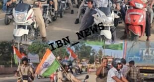 भीनमाल पुलिस तिरंगा यात्रा में हाथों में तिरंगा लिए पुलिसकर्मी और नागरिक