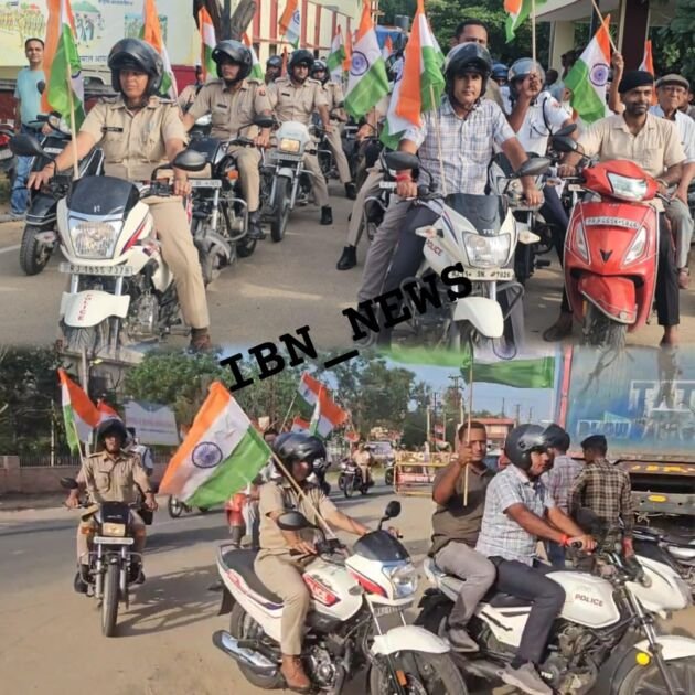 भीनमाल पुलिस तिरंगा यात्रा में हाथों में तिरंगा लिए पुलिसकर्मी और नागरिक