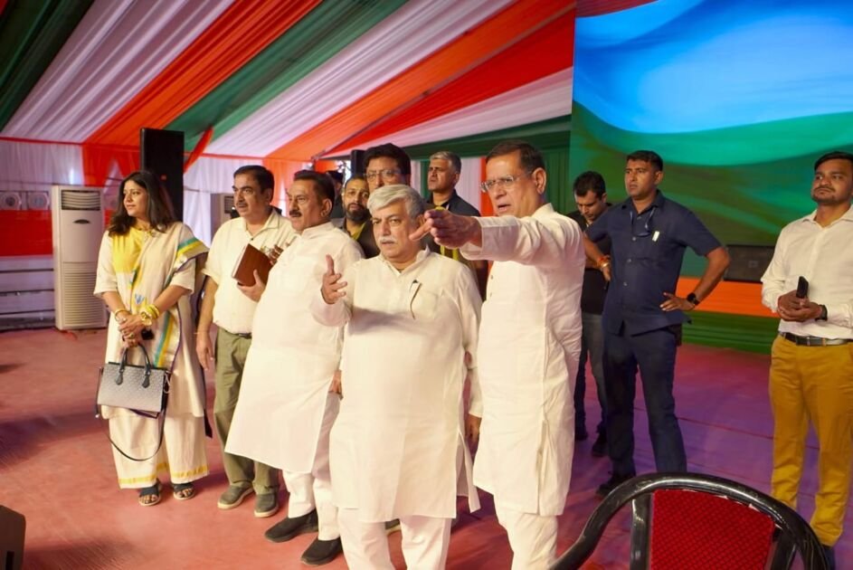 फरीदाबाद में विभाजन विभीषिका स्मृति दिवस की तैयारियों का जायजा लेते मंत्री राजेश नागर और अन्य नेता