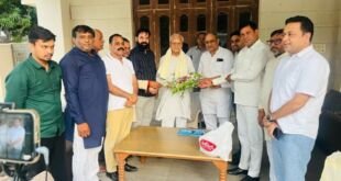 पूर्व मंत्री महेन्द्र प्रताप सिंह से आशीर्वाद लेते जिला कांग्रेस अध्यक्ष बलजीत कौशिक